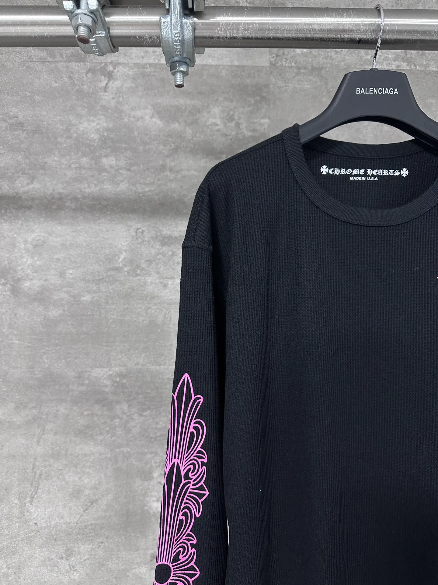 P230 💰 Chrome Hearte/Chrome Heart 25SS New Pink Letter Sanskrit Waffle Long Sleeve CH New Pink Letter Sanskrit Waffle Long Sleeve. Full size shipped. The original version was purchased from Hangzhou National Specialty School for 18000. The fabric is made of 280 grams of cotton waffle material. The printing uses white ink heat transfer technology. Piece cutting + garment printing. (piece pressing + semi-finished product machine pressing). Customized accessories. Same style for men and women. Work details and texture are very good Size: S M L